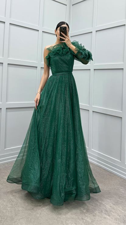 Robe de soirée émeraude à une manche et buste à volants