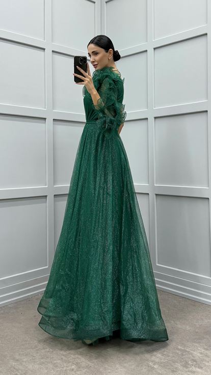 Robe de soirée émeraude à une manche et buste à volants