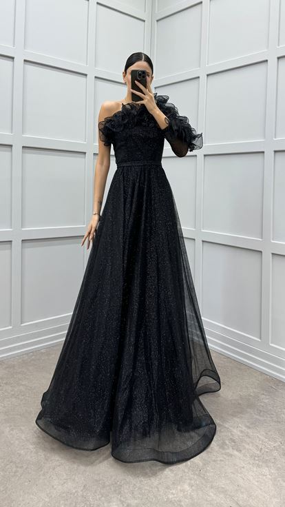 فستان سهرة أسود بكم واحد مع كشكشة على الصدر