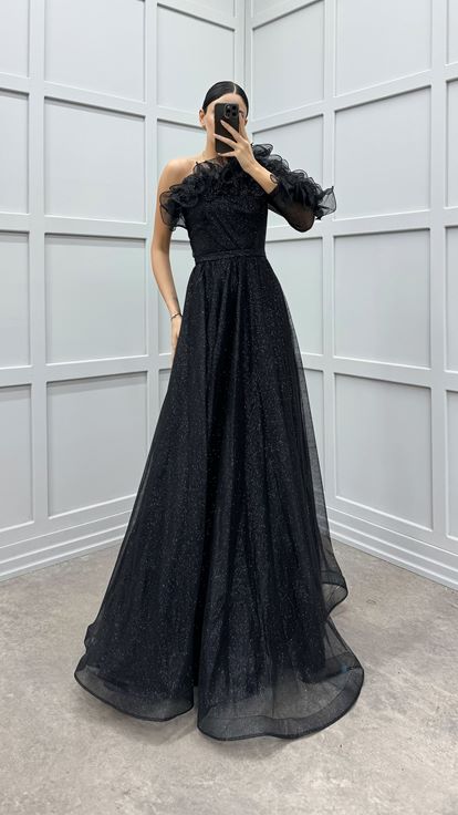 فستان سهرة أسود بكم واحد مع كشكشة على الصدر