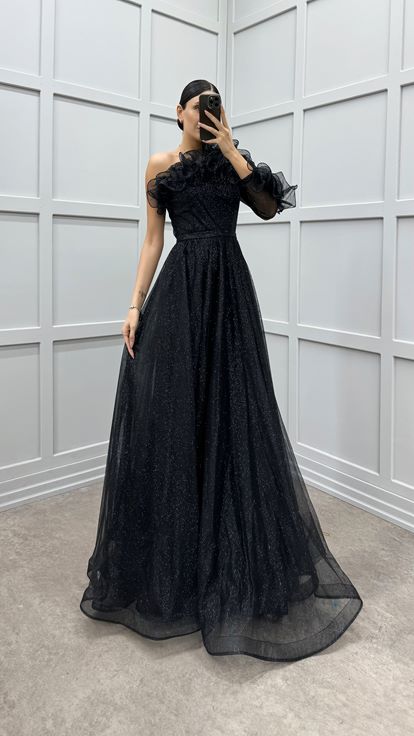 فستان سهرة أسود بكم واحد مع كشكشة على الصدر