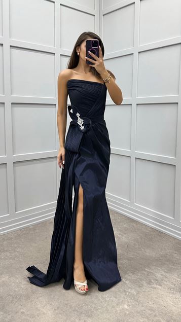 Vestido de noche azul marino sin tirantes con lazo y cintura con piedras