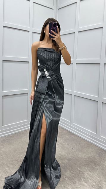 Schwarzes trägerloses Abendkleid mit Schleife und Steintaille