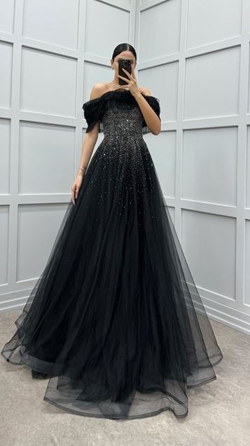 Schwarzes Abendkleid mit Seilriemen, Rüschen und Stickerei auf der Brust