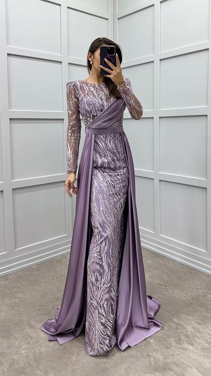 Vestido de noche con diseño bordado y detalle en el pecho color lila