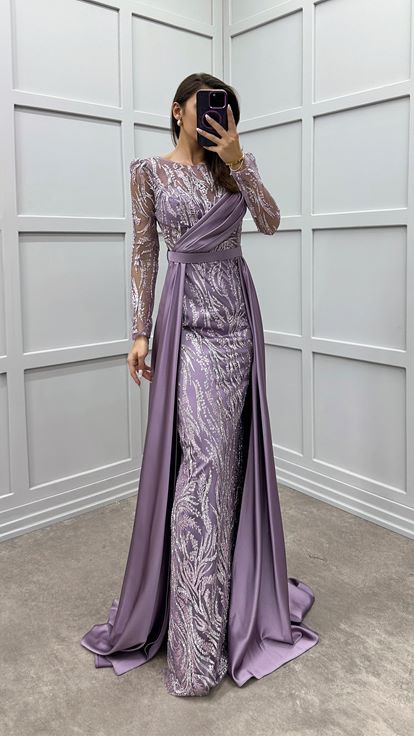 Vestido de noche con diseño bordado y detalle en el pecho color lila