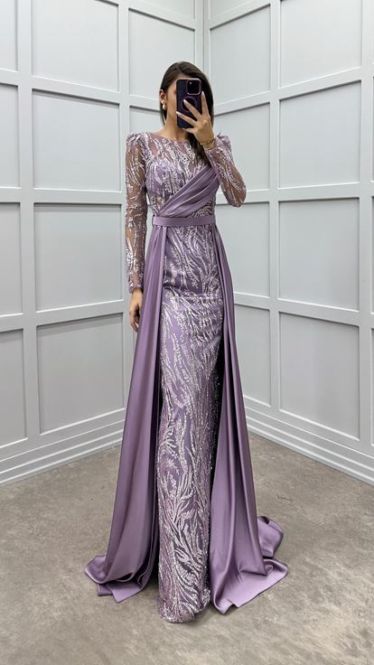 Vestido de noche con diseño bordado y detalle en el pecho color lila