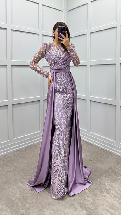 Vestido de noche con diseño bordado y detalle en el pecho color lila