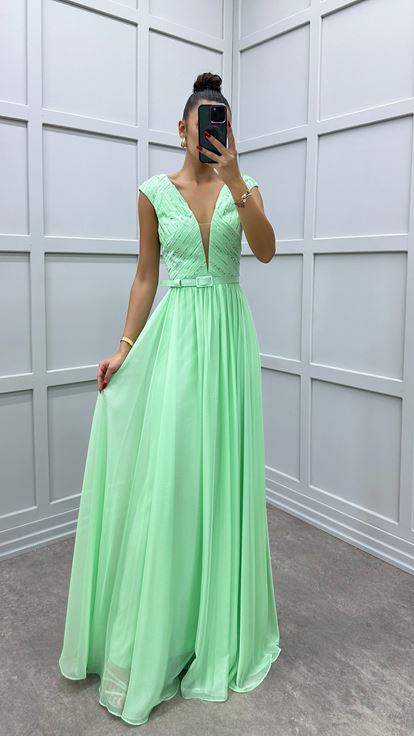 Vestido de noche verde menta con bordado en detalle en el pecho