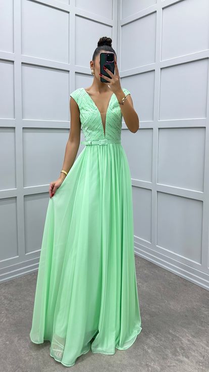 Vestido de noche verde menta con bordado en detalle en el pecho
