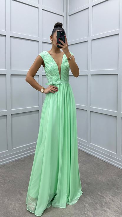 Vestido de noche verde menta con bordado en detalle en el pecho