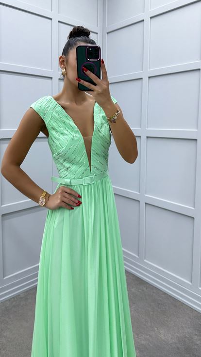 Vestido de noche verde menta con bordado en detalle en el pecho