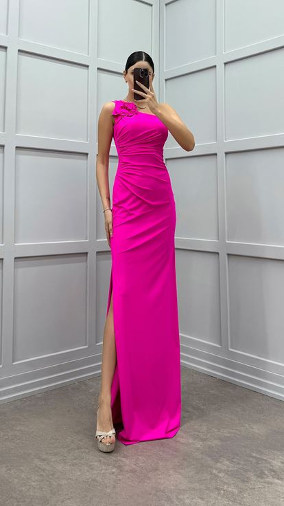 Robe de soirée fuchsia asymétrique en satin froncé à une manche et détails à volants