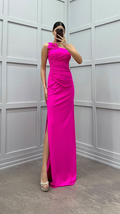 Robe de soirée fuchsia asymétrique en satin froncé à une manche et détails à volants