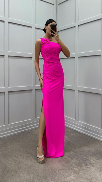 Robe de soirée fuchsia asymétrique en satin froncé à une manche et détails à volants