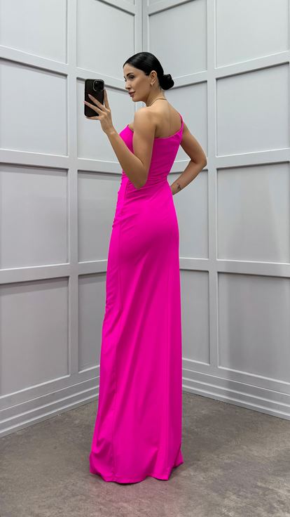 Robe de soirée fuchsia asymétrique en satin froncé à une manche et détails à volants