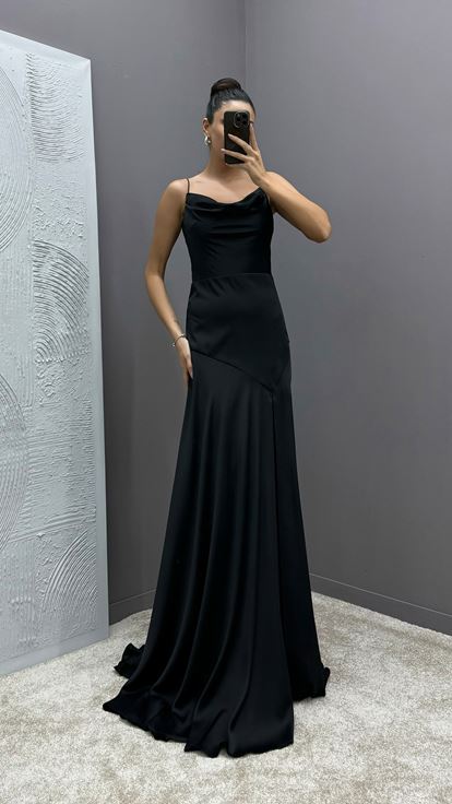 Schwarzes, plissiertes Abendkleid mit Seilträgern