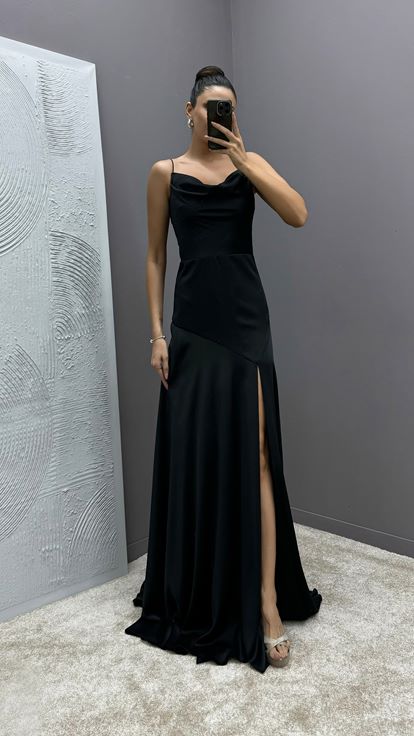 Schwarzes, plissiertes Abendkleid mit Seilträgern