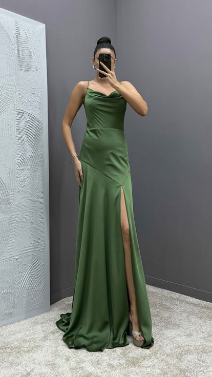 Khakifarbenes Abendkleid mit Kordelträger und Faltenrock