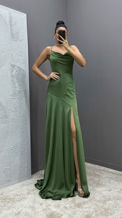 Khakifarbenes Abendkleid mit Kordelträger und Faltenrock