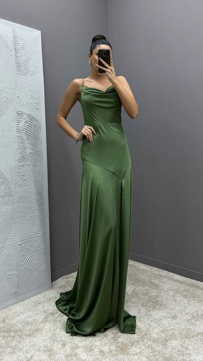 Khakifarbenes Abendkleid mit Kordelträger und Faltenrock