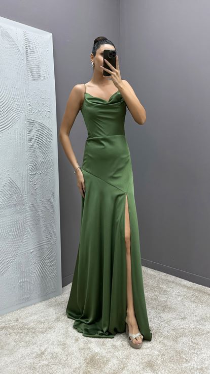 Khakifarbenes Abendkleid mit Kordelträger und Faltenrock