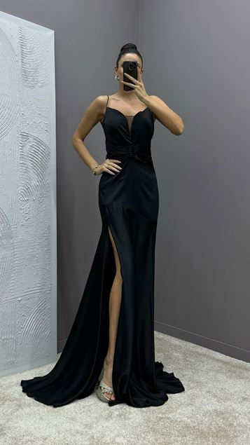 Schwarzes Satin-Abendkleid mit Seilriemen und Taillendetail