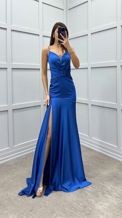 Abito da sera in raso con dettagli in vita e cinturino in corda Saks