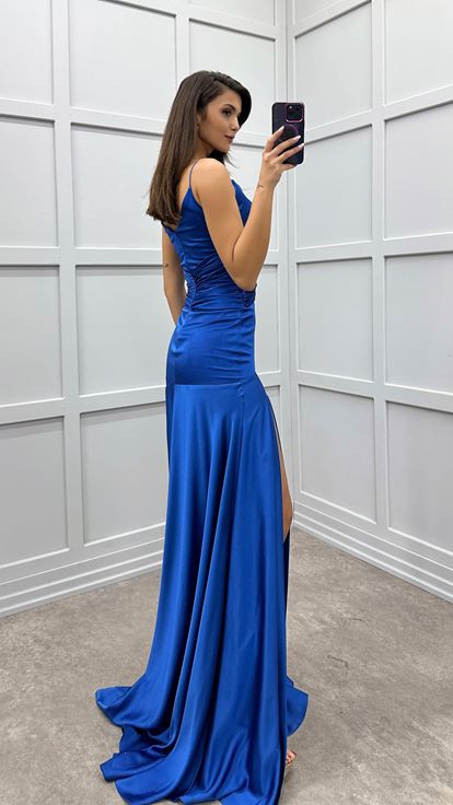 Abito da sera in raso con dettagli in vita e cinturino in corda Saks