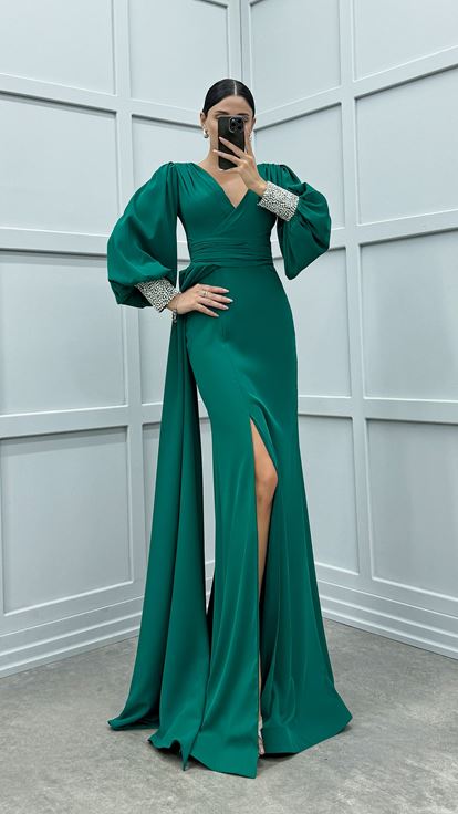 Grünes Abendkleid mit Ballonärmeln und Stickerei