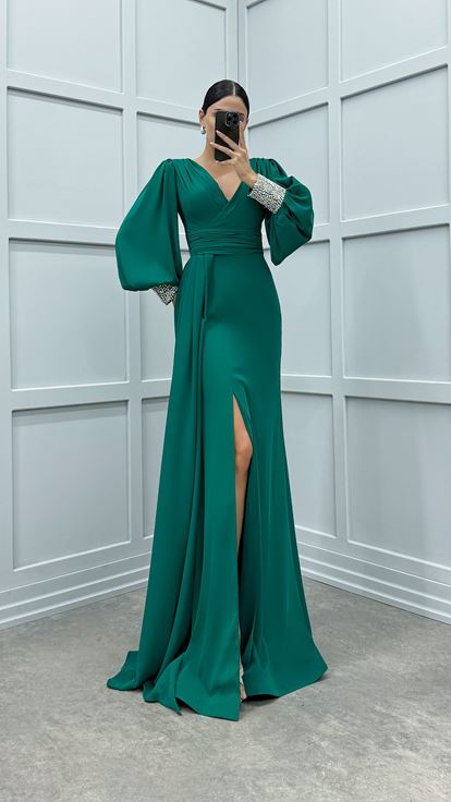 Grünes Abendkleid mit Ballonärmeln und Stickerei