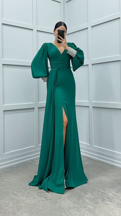 Grünes Abendkleid mit Ballonärmeln und Stickerei