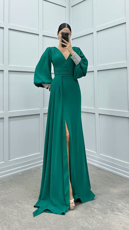 Grünes Abendkleid mit Ballonärmeln und Stickerei