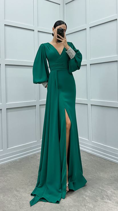 Grünes Abendkleid mit Ballonärmeln und Stickerei