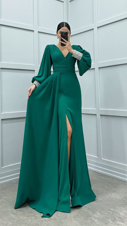 Grünes Abendkleid mit Ballonärmeln und Stickerei