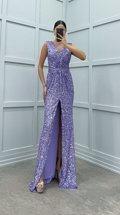 Abito da sera lilla con scollo a V e dettaglio in vita impreziosito da paillettes 