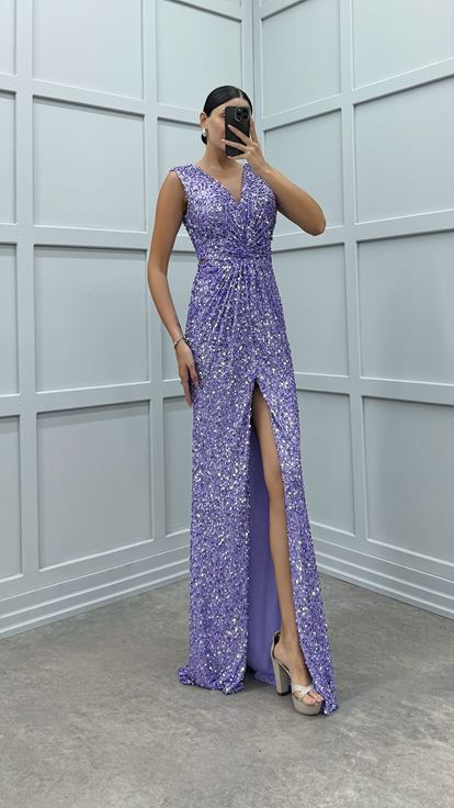 Abito da sera lilla con scollo a V e dettaglio in vita impreziosito da paillettes 