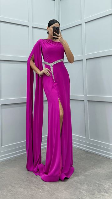 Vestido de noche fucsia con bordado de piedras y un hombro