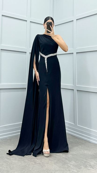 Vestido de noche negro de un solo hombro con adornos