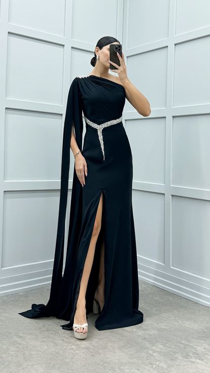 Vestido de noche negro de un solo hombro con adornos