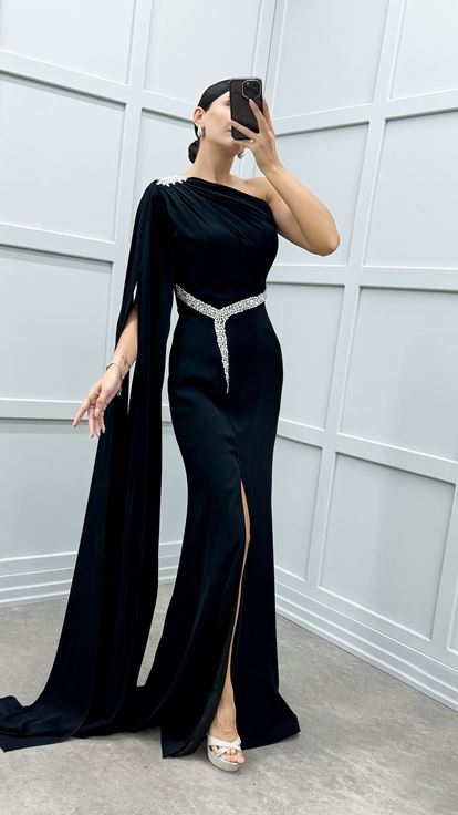 Vestido de noche negro de un solo hombro con adornos
