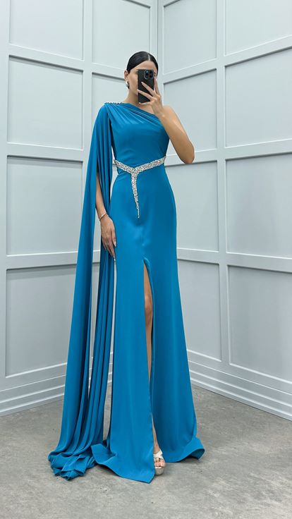 Vestido de noche con bordado de piedras y un hombro color turquesa