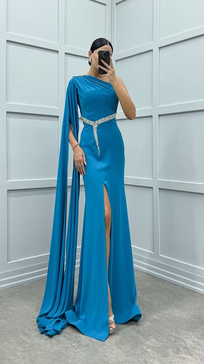 Vestido de noche con bordado de piedras y un hombro color turquesa