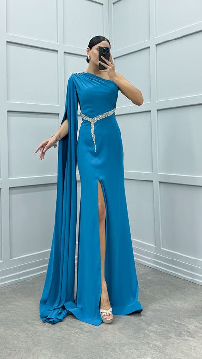 Vestido de noche con bordado de piedras y un hombro color turquesa