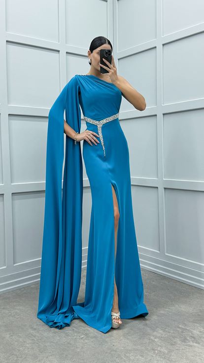 Vestido de noche con bordado de piedras y un hombro color turquesa