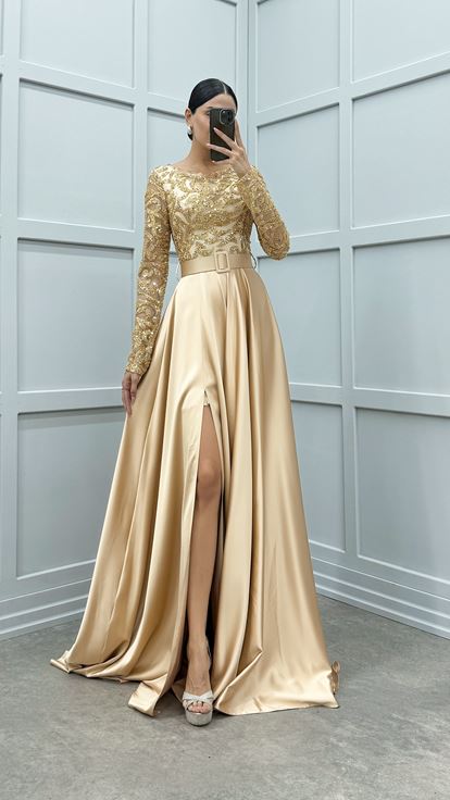 Robe de soirée en satin beige brodé