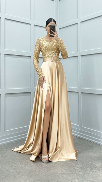 Robe de soirée en satin beige brodé