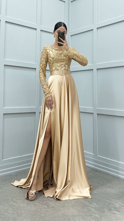 Robe de soirée en satin beige brodé