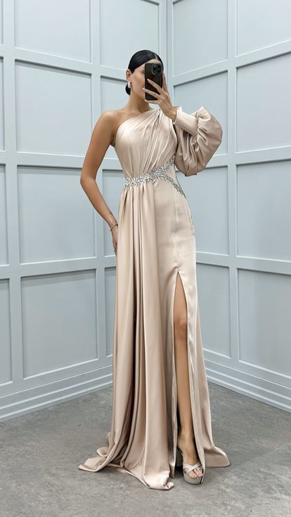 Bej Tek Omuz Beli Taşlı Tasarım Elbise