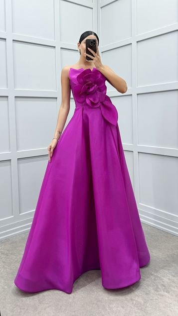 Trägerloses Abendkleid in Fuchsia mit Rosendetail